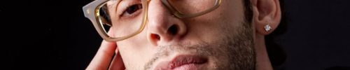 Homme portant des lunettes FH ONE